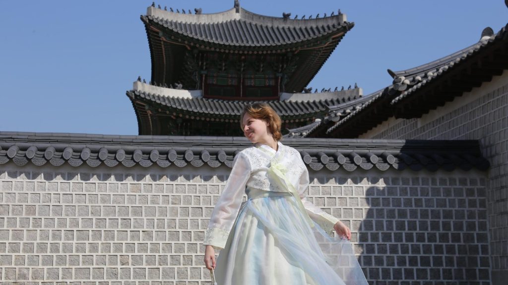 Alexandra during her exchange semester in South Korea, at a temple wearing a traditional korean dress
