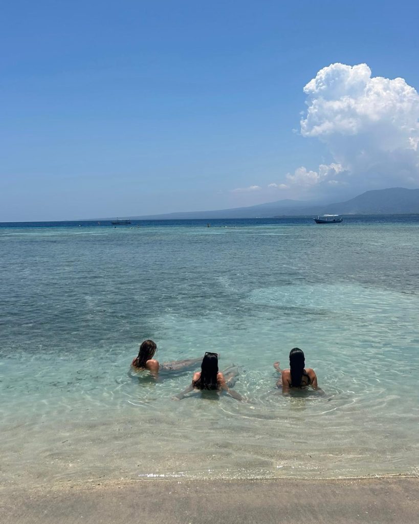 3 exchange students in Bali at the beach
